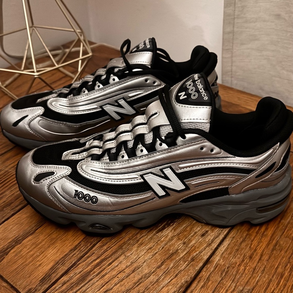 New Balance silver and Black Sneakers Retro Design